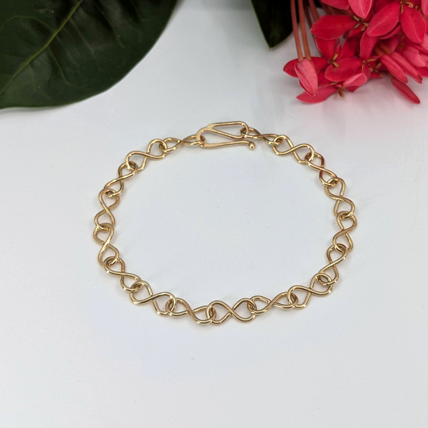 infinity chain bracelet-14k Gold-Hand-