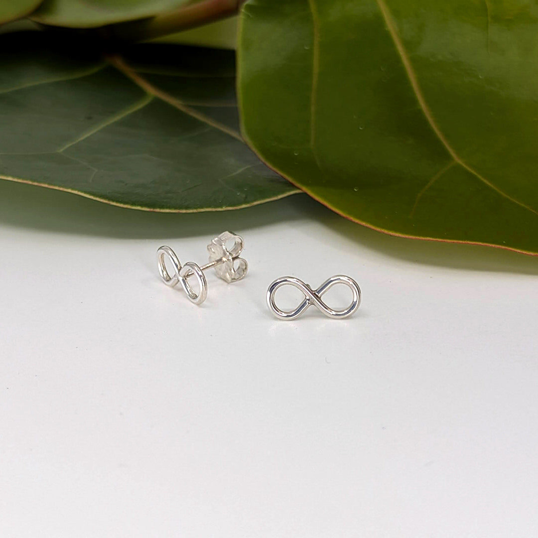 Crucian Gold: Infinity Post Earring