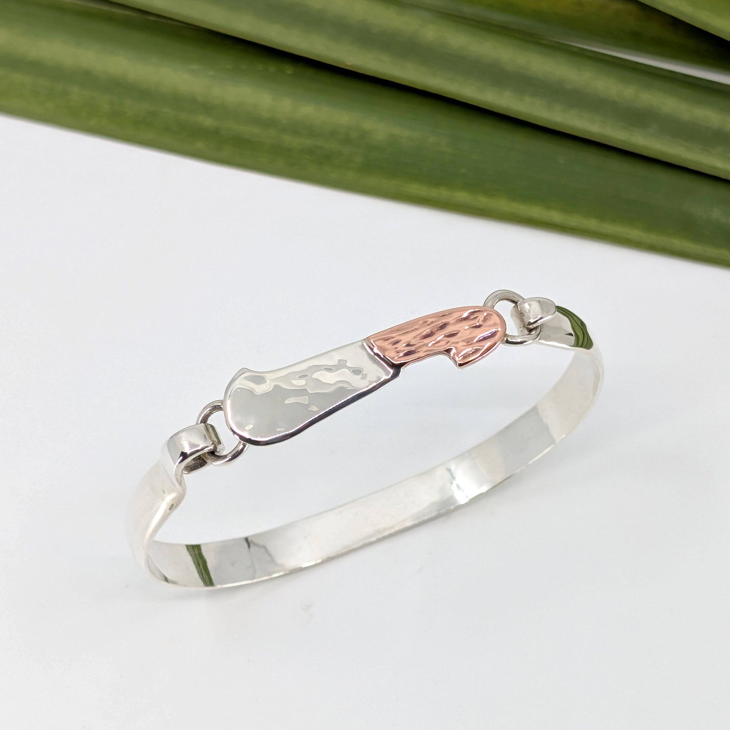 Machete 8MM Latch Bracelet