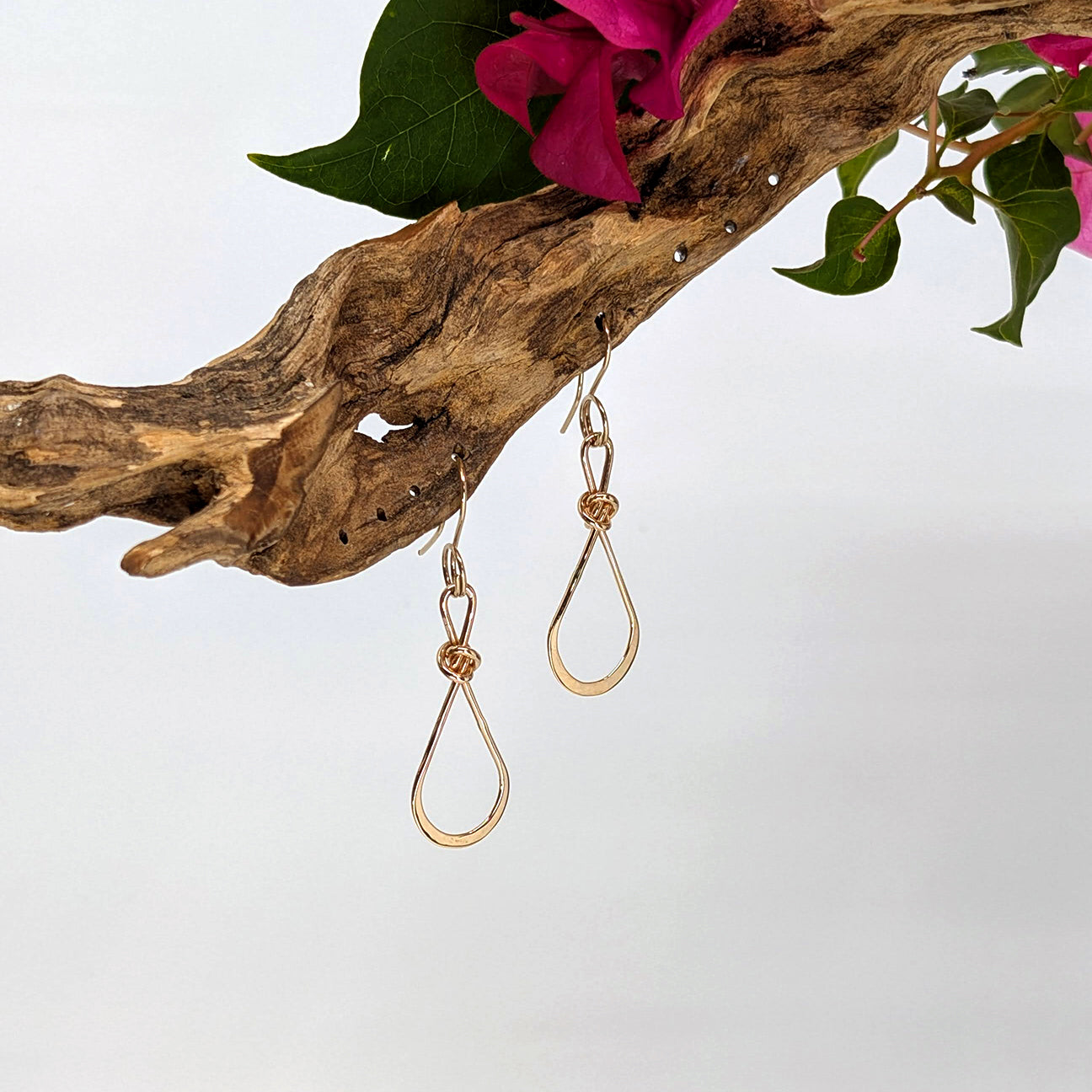 teardrop drop earring---