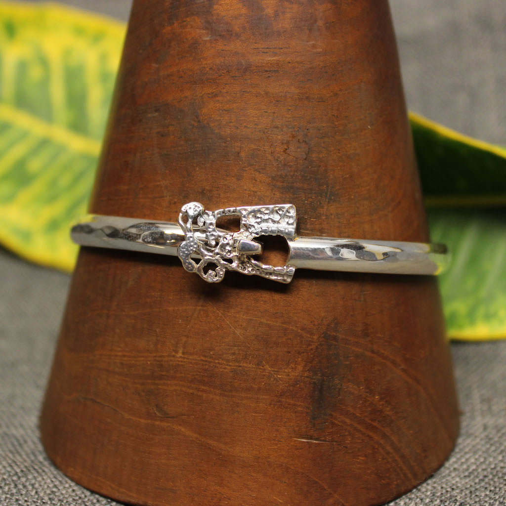 Classic bracelet with handcrafted sugar mill design.